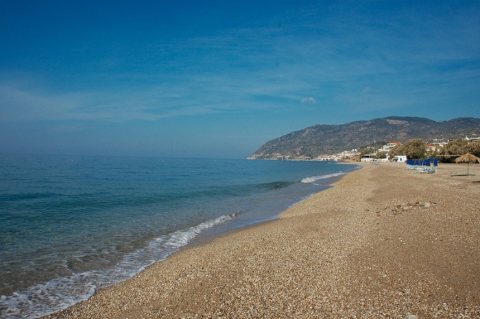 Καθαρισμός της παραλίας Αγίου Ισιδώρου από την ΕΟΔ 